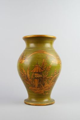 ITALY. Vase en céramique émaillé vert à décor doré.