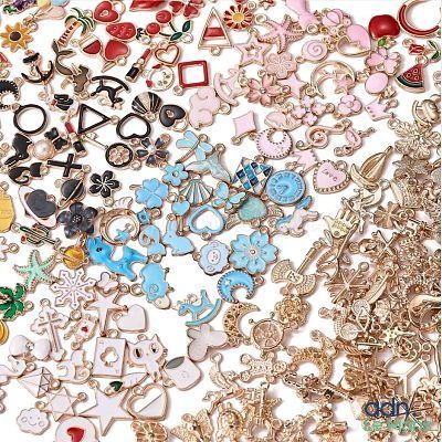 de nombreux types de broches sur un fond blanc