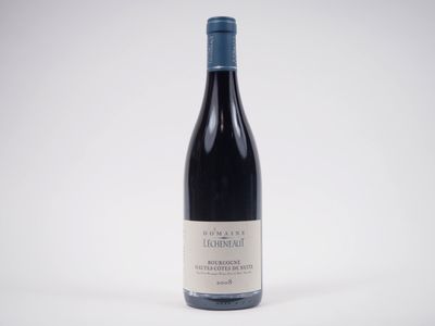 une bouteille de vin rouge sur fond blanc