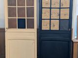 Deux vieilles portes sont posées l'une à côté de l'autre dans une pièce