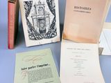 un assortiment de livres et de brochures posés sur une surface bleue