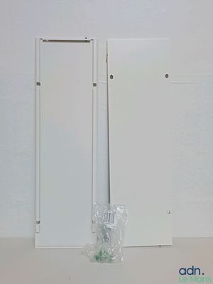 une porte blanche et un sac en plastique par terre