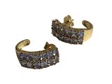 une paire de boucles d'oreilles dorées ornées de cristaux bleus
