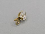Gros plan sur une bague en or ornée d'un diamant
