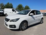 la voiture blanche est garée dans le parking à côté d'autres voitures