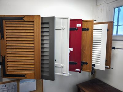 7 modules de volet bois en applique murale (env 50x80) / A c…