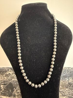 Collier composé de 69 perles d'hématite.