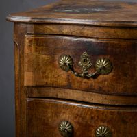 Commode à façade mouvementée en noyer et placage de noyer (f… (photo 2)