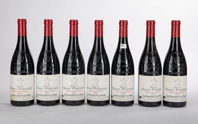 six bouteilles de vin alignées sur une table