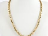 un collier à chaîne en or sur un mannequin mannequin mannequin mannequin mannequin mannequin mannequin mannequin mannequin mannequin