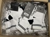 six paires de chaussettes blanches dans une boîte