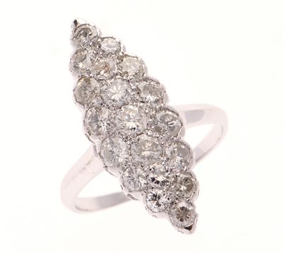 BAGUE de forme marquise en or gris 750 °/°° ornée d'un pavag…