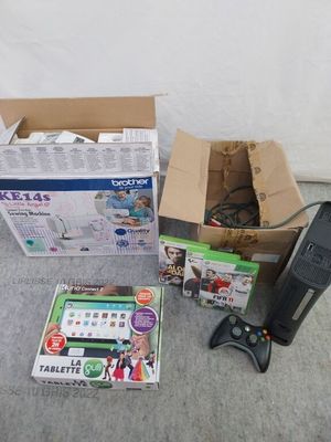une boîte de jeux et une télécommande par terre