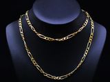 un collier à chaîne en or sur un mannequin mannequin mannequin mannequin mannequin mannequin mannequin mannequin mannequin mannequin