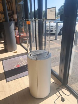 une image d'une vitrine en verre dans un magasin