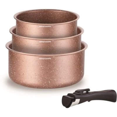 trois casseroles et un couteau sur fond blanc