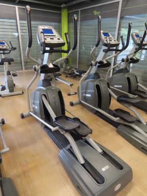 many different types of exercise machines in the gym