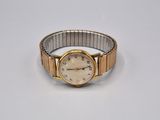 une image d'une montre-bracelet sur une surface blanche