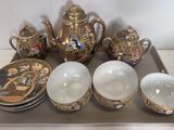un plateau sur lequel se trouvent des tasses et des soucoupes