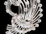un gros plan d'une broche sertie de diamants sur fond noir