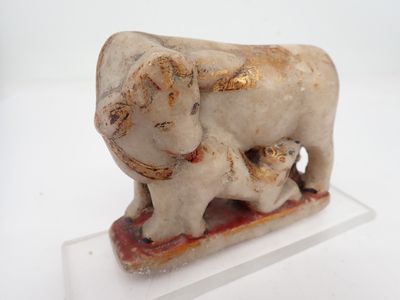 une figurine représentant un éléphant et un éléphanteau sur un socle transparent
