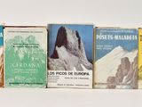 plusieurs livres sont alignés sur une surface blanche