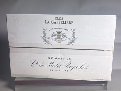 deux cartons de vin empilés l'un sur l'autre
