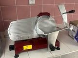 une trancheuse à viande posée sur un plan de travail dans une cuisine