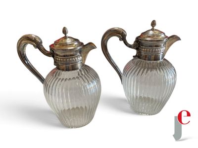 paire de théières anciennes en verre plaqué argent, rehaussées de touches de rouge