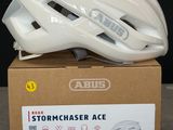 une image représentant un casque blanc posé sur une boîte en carton
