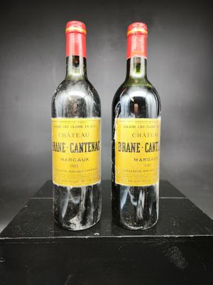 deux bouteilles de vin posées sur une table noire