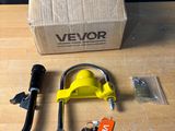 une boîte à outils posée sur une table, à côté d'une paire de ciseaux