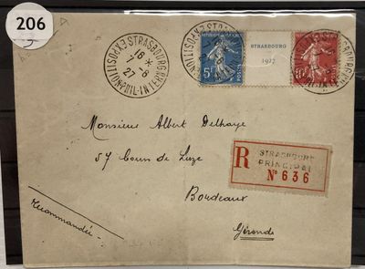 une photo d'une vieille enveloppe sur laquelle sont collés des timbres