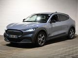 Le nouveau SUV Ford Mustang Macht est garé dans un garage.