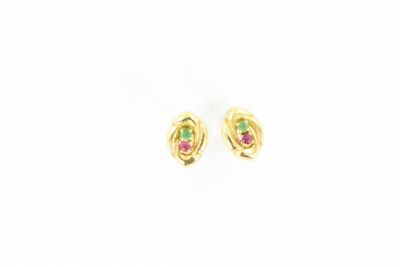 une paire de boucles d'oreilles en or ornées de pierres roses et vertes