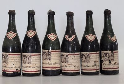 six bouteilles de vin sont alignées sur une table