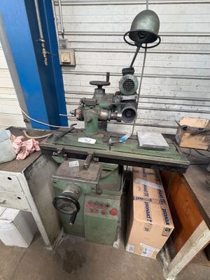 l'image d'une machine dans un garage