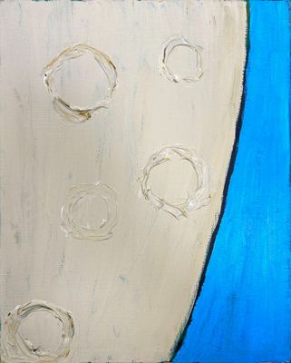 un tableau représentant un vase bleu et blanc orné de cercles