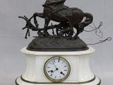 une statue représentant un homme à cheval tirant une calèche