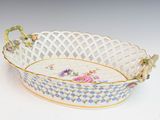 un panier blanc orné de fleurs bleues et roses