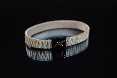 un bracelet en argent orné d'un carré noir