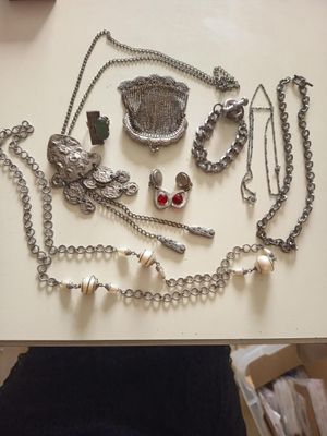 une table sur laquelle sont posés tout un tas de bijoux