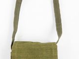 un sac à bandoulière vert olive sur fond blanc