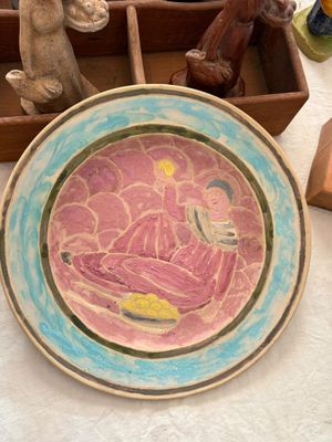 une assiette avec une peinture posée sur une table