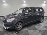 la photo d'une voiture grise garée dans un garage