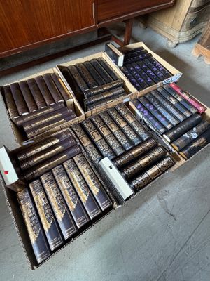 de nombreuses boîtes de chocolats posées par terre à côté d'une commode