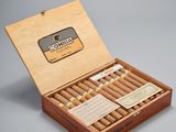 une boîte en bois contenant des cigares, sur laquelle est apposée une étiquette