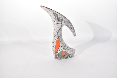 une sculpture en céramique représentant un oiseau sur fond blanc