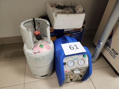 un réservoir de gaz bleu et blanc et un compresseur d'air bleu et blanc