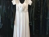 une robe blanche sur un cintre dans un magasin de vêtements